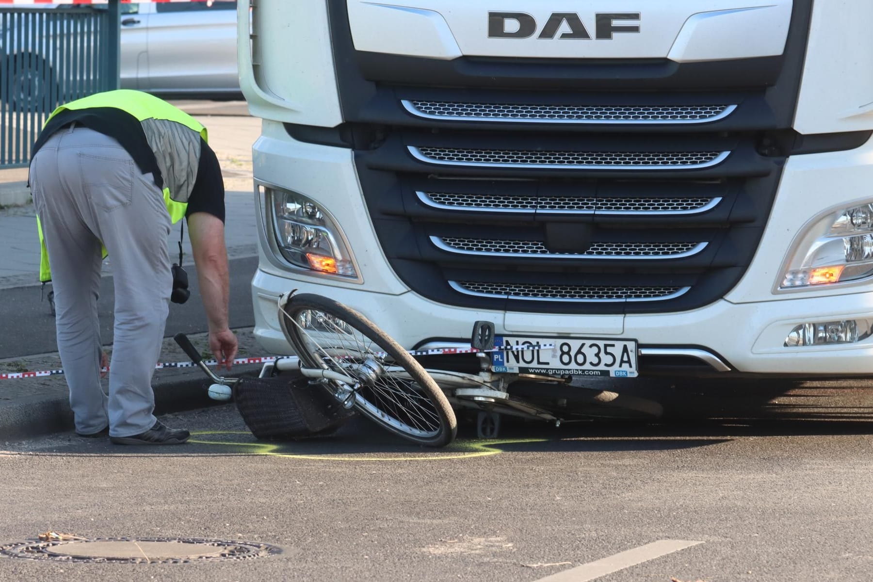 Das verunfallte Fahrrad liegt unter einem Lkw: Der Fahrer erlitt einen Schock.