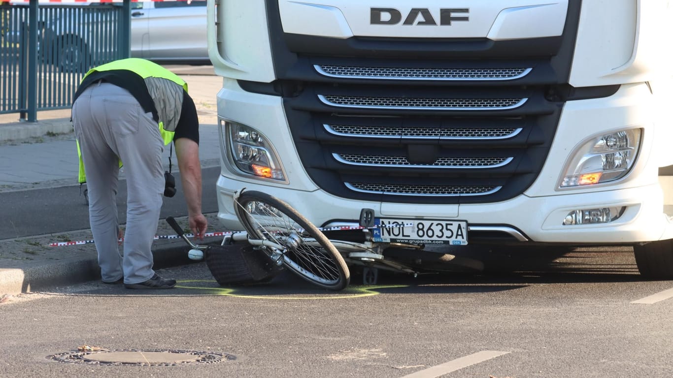 Das verunfallte Fahrrad liegt unter einem Lkw: Der Fahrer erlitt einen Schock.