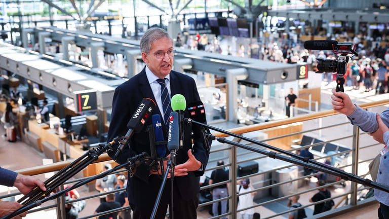 Flughafenchef Michael Eggenschwiler gibt Interviews zum Ferienstart am Hamburger Flughafen: In den Sommerferien werden bis zu 50.000 Passagieren am Tag erwartet.