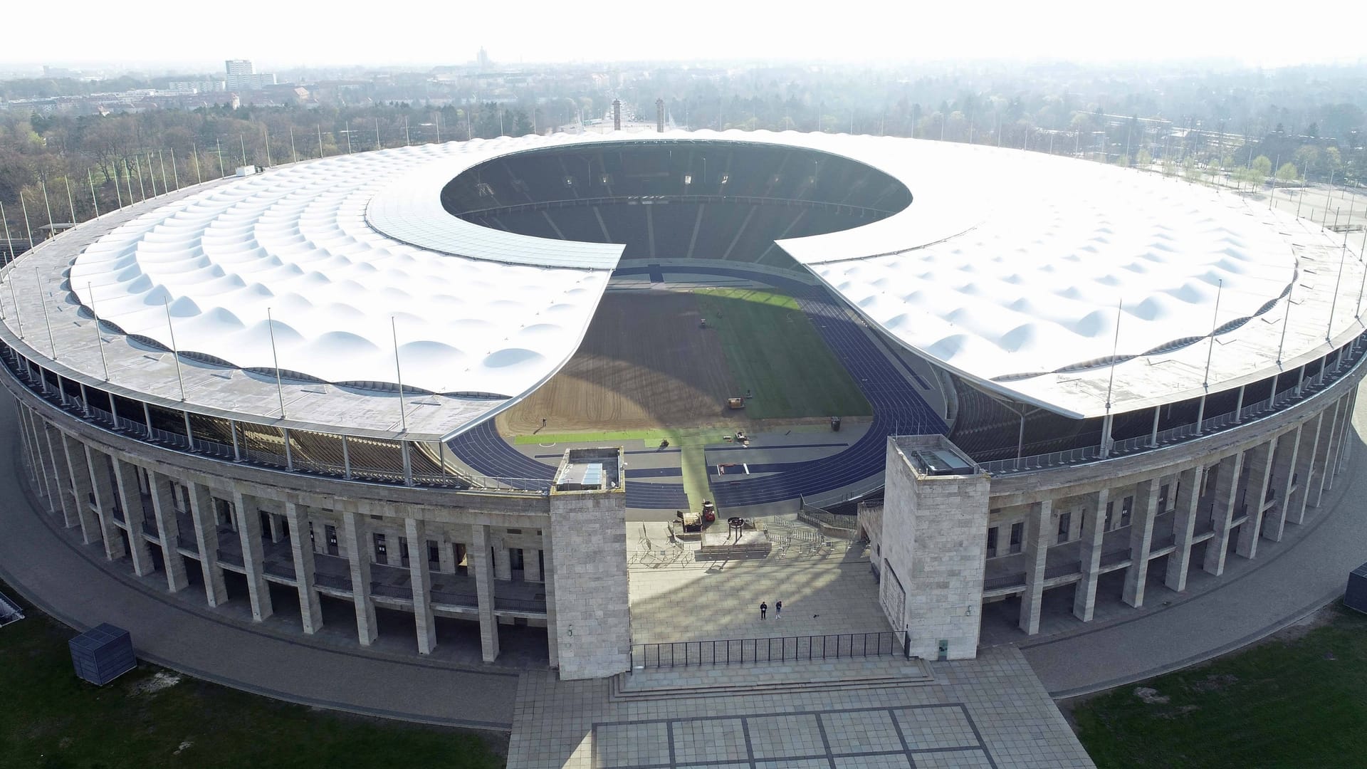 Berliner Olympiastadion (Symbolfoto): Nach einem Relegationsspiel der Hertha wurde dort ein Berliner Fußballfan schwer verletzt. Später erlag er seinen Verletzungen.