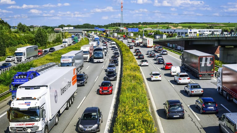 Stau auf der Autobahn A1 in Hamburg (Symbolbild): An den kommenden Wochenenden werden Autofahrer viel Geduld brauchen.