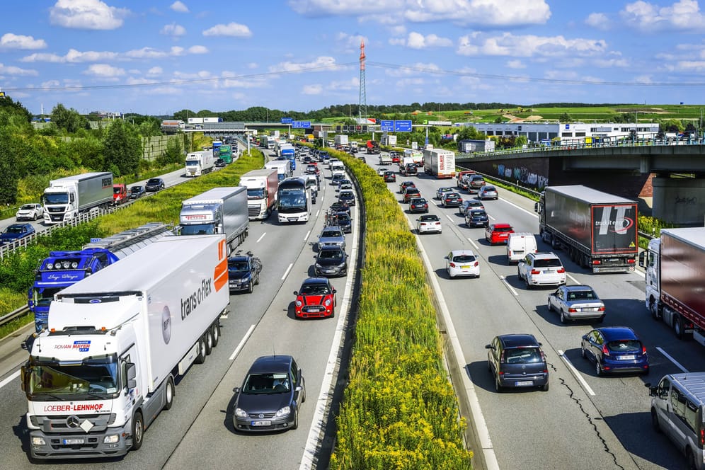 Stau auf der Autobahn A1 in Hamburg (Symbolbild): An den kommenden Wochenenden werden Autofahrer viel Geduld brauchen.