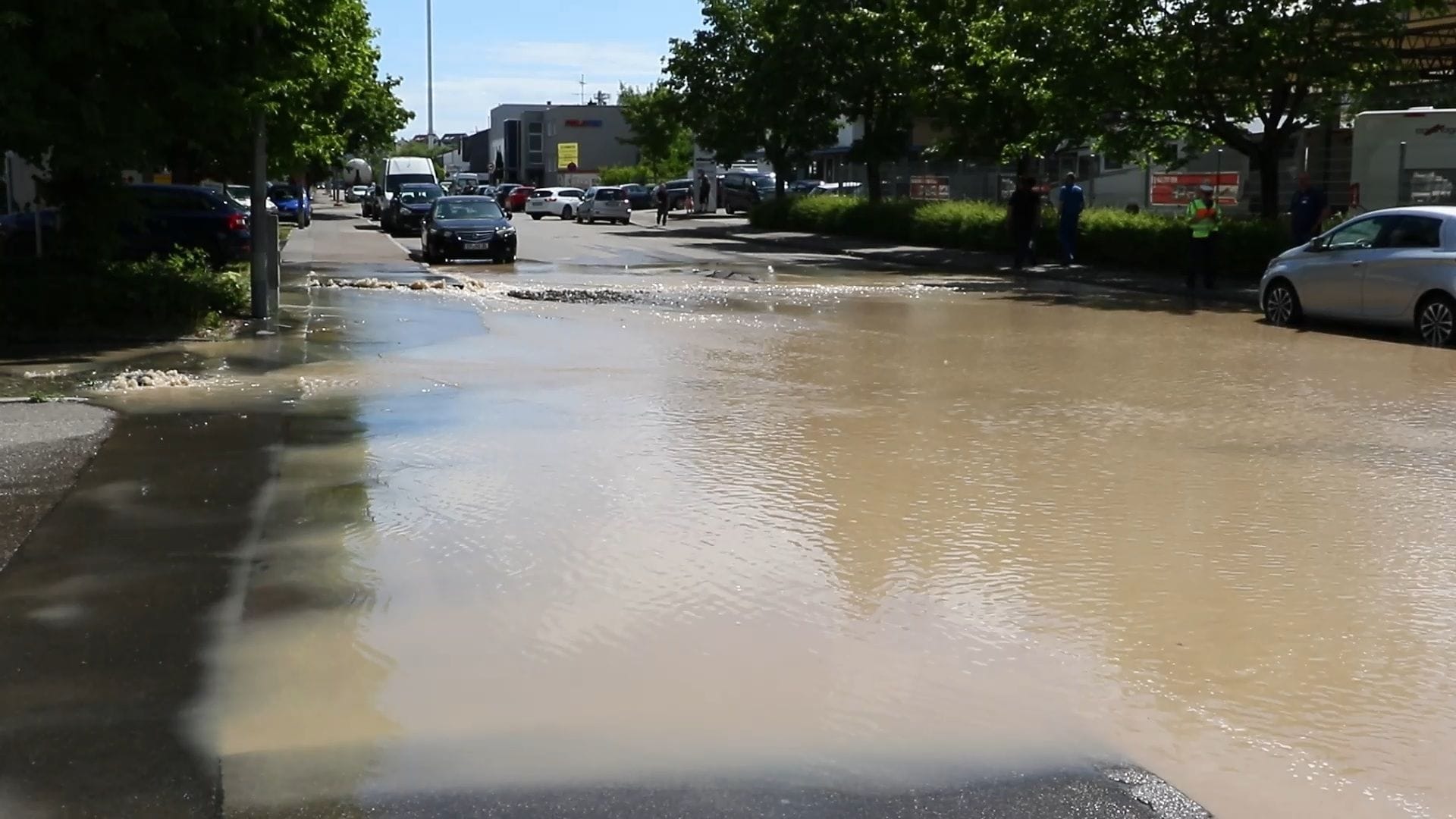 Erste Motive Stuttgart Wasserrohrbruch Wasser drückt aus dem Asphalt und läuft die Straße hinab. Asphalt und Straße beschädigt