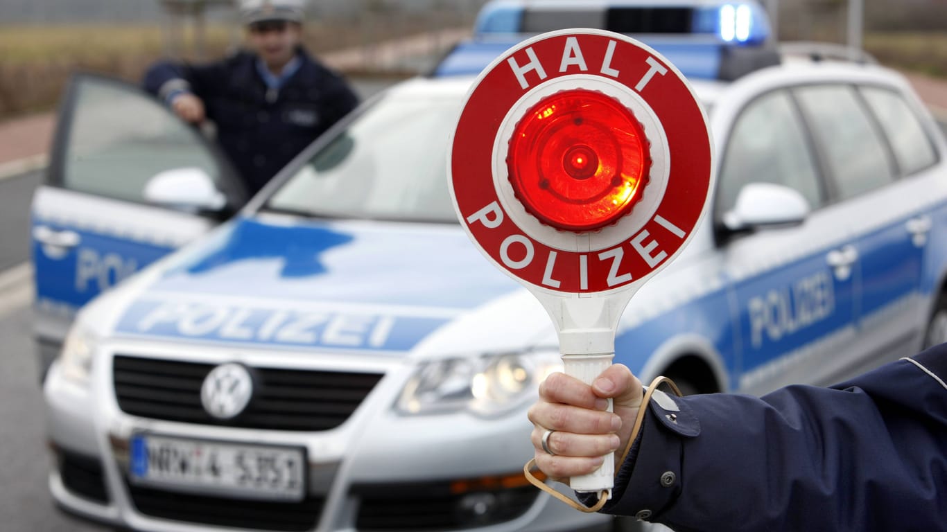 Polizei stoppt Lastwagen auf A1 (Archivbild): Der LKW hatte fast zwei Millionen Kilometer Laufleistung auf dem Tacho.