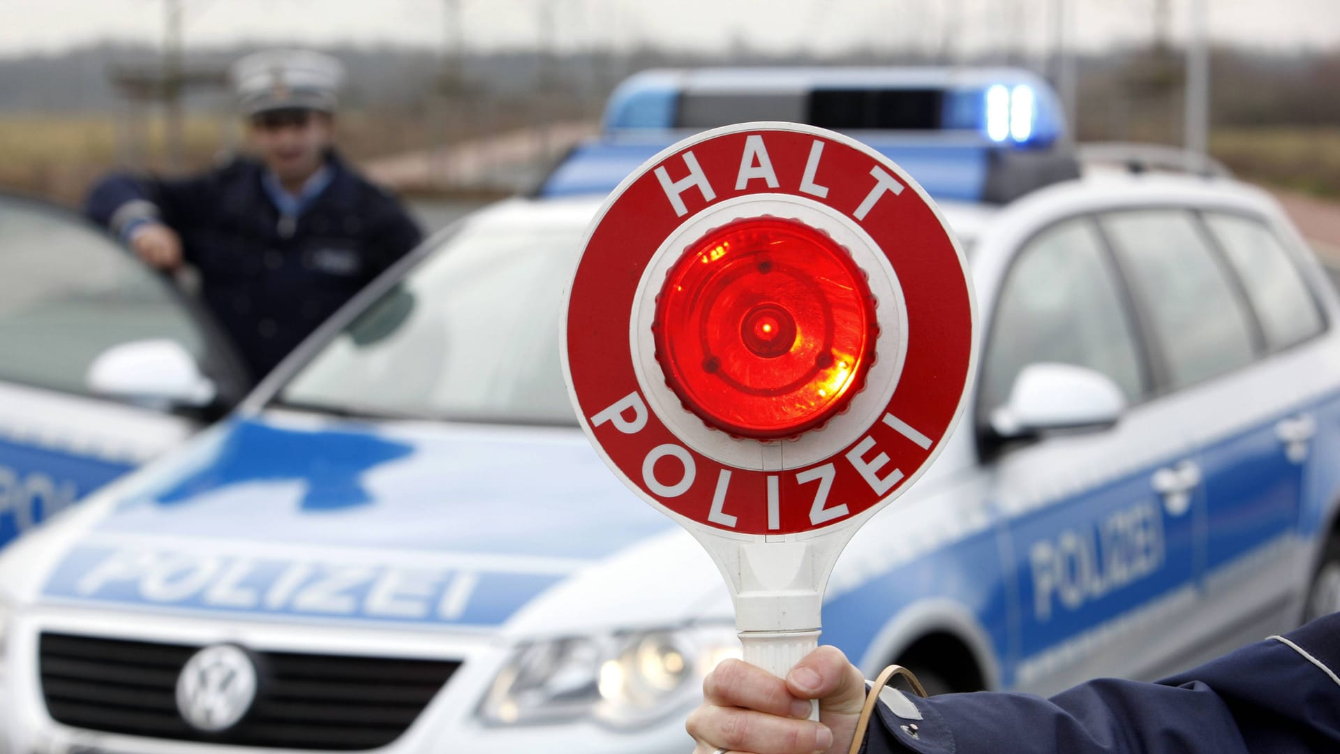 Polizei stoppt Lastwagen auf A1 (Archivbild): Der LKW hatte fast zwei Millionen Kilometer Laufleistung auf dem Tacho. Polizei stoppt Lastwagen auf A1 (Archivbild): Der LKW hatte fast zwei Millionen Kilometer Laufleistung auf dem Tacho.