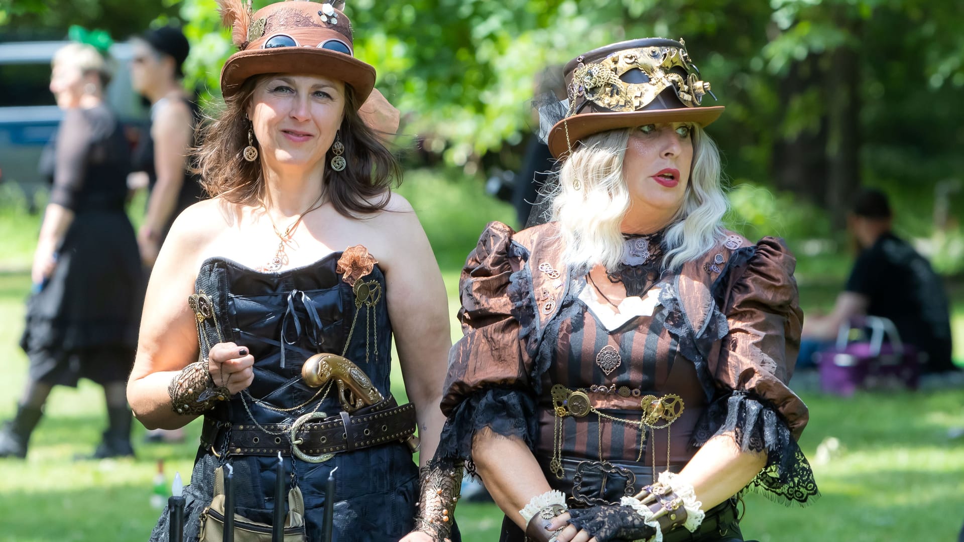 Besucher des Wave-Gotik-Treffens 2022 in Leipzig: Mit dem "Viktorianischen Picknick" im Clara-Zetkin-Park wurde das größte Gothic-Treffen der Welt eröffnet.