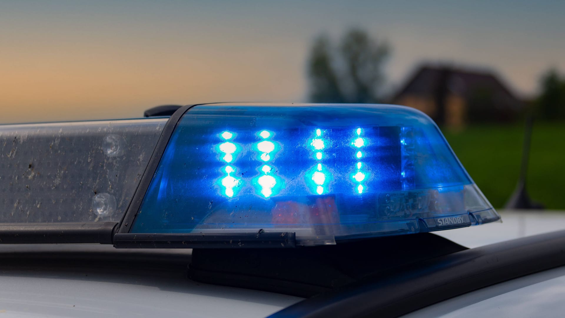 Ein Polizeiwagen im Einsatz (Symbolbild): Eine Erlaubnis für den Besitz der Waffe hat die Frau nicht gehabt. Ein Polizeiwagen im Einsatz (Symbolbild): Eine Erlaubnis für den Besitz der Waffe hat die Frau nicht gehabt.