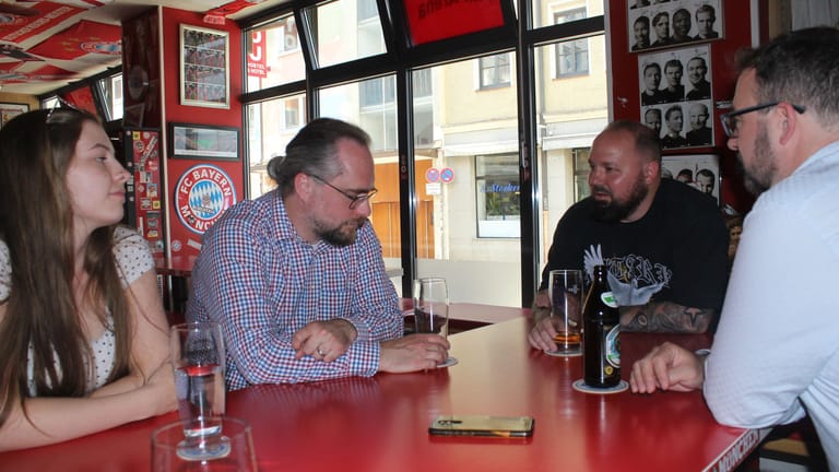 Nikita Bauer, Wolfgang Bauer, Georg Röckl und Ferdinand Bohtig (von links) sind alle Fans des FC Bayern. In der Fan-Arena in München diskutieren sie darüber, ob Robert Lewandowski gehen oder bleiben soll.