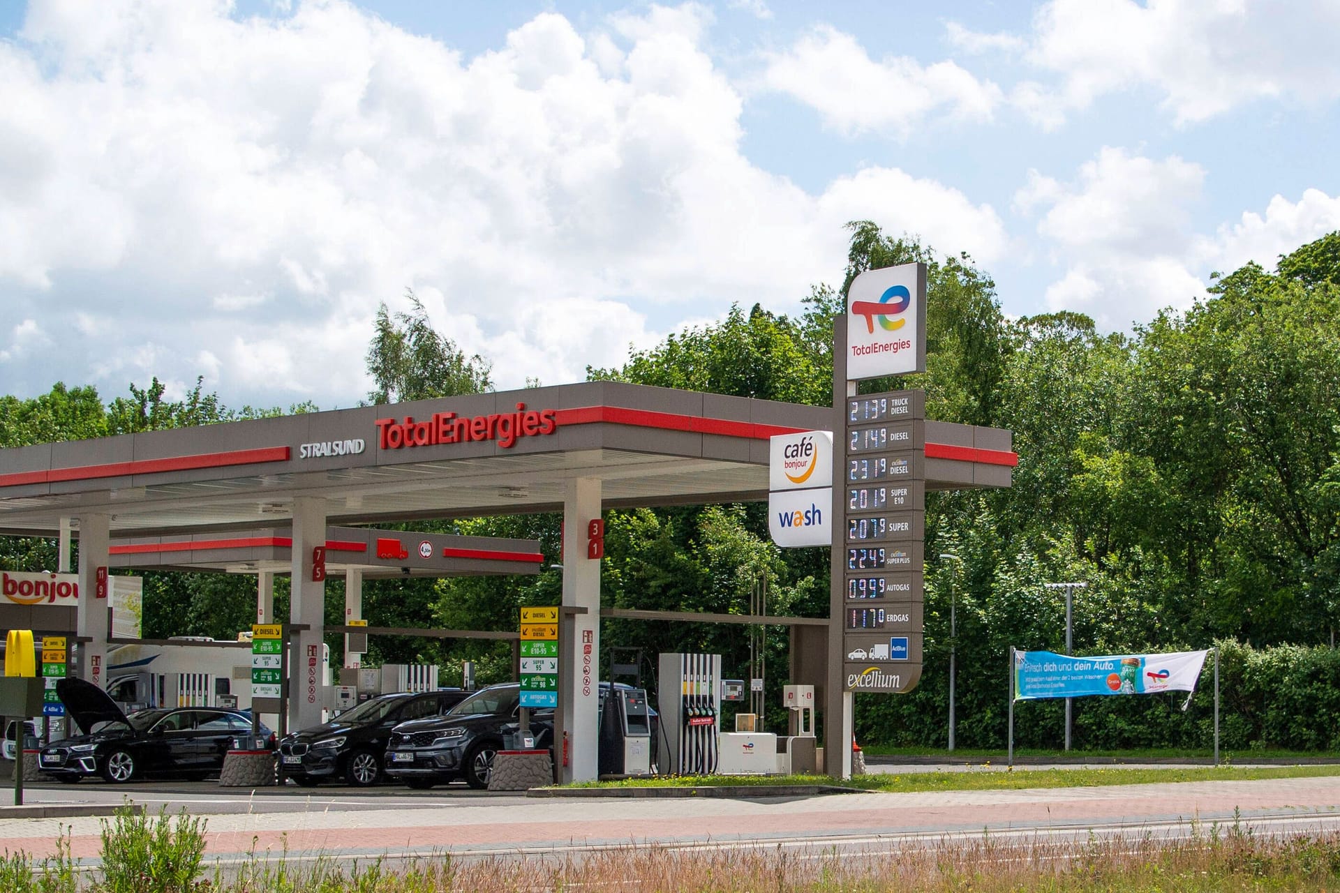 Die Preistafel einer Total Tankstelle in der Hansestadt Stralsund (Symbolbild): Im Norden wird an der Zapfsäule besonders teuer.