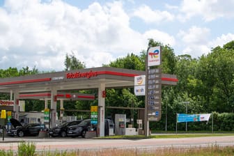 Die Preistafel einer Total Tankstelle in der Hansestadt Stralsund (Symbolbild): Im Norden wird an der Zapfsäule besonders teuer.