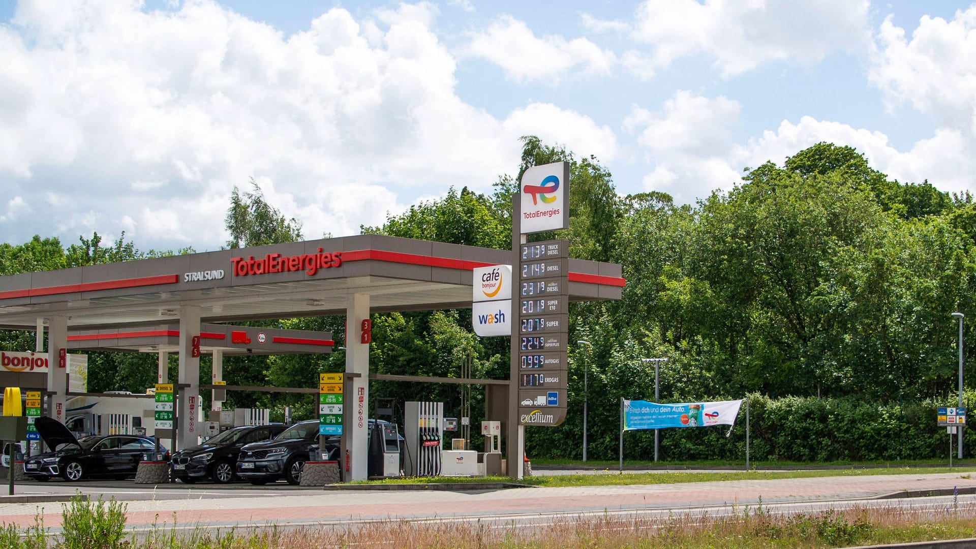 Die Preistafel einer Total Tankstelle in der Hansestadt Stralsund (Symbolbild): Im Norden wird an der Zapfsäule besonders teuer.