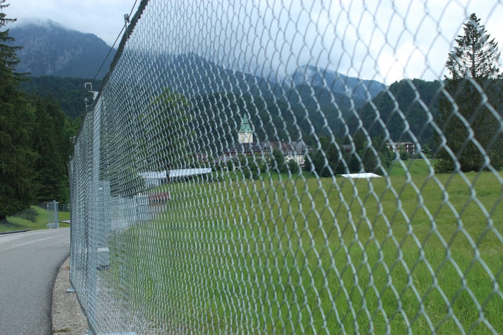 Das Schloss Elmau in den oberbayerischen Bergen hinter einem Zaun: Hier findet 2022 wieder der G7-Gipfel statt.