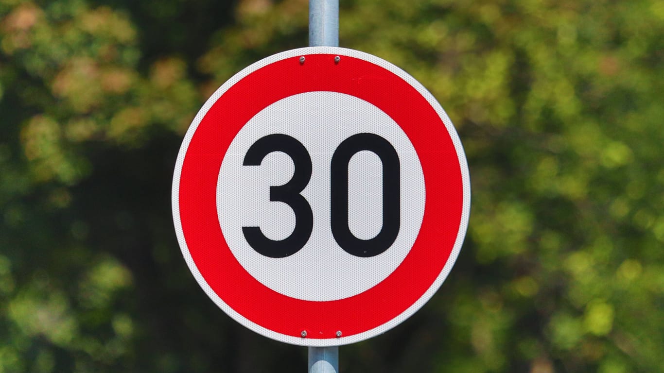 Ein Verkehrsschild weist auf die Geschwindigkeitsbegrenzung hin (Symbolbild): Fast zwei Drittel der Straßen in Hamburg sind bereits auf 30 oder weniger beschränkt.