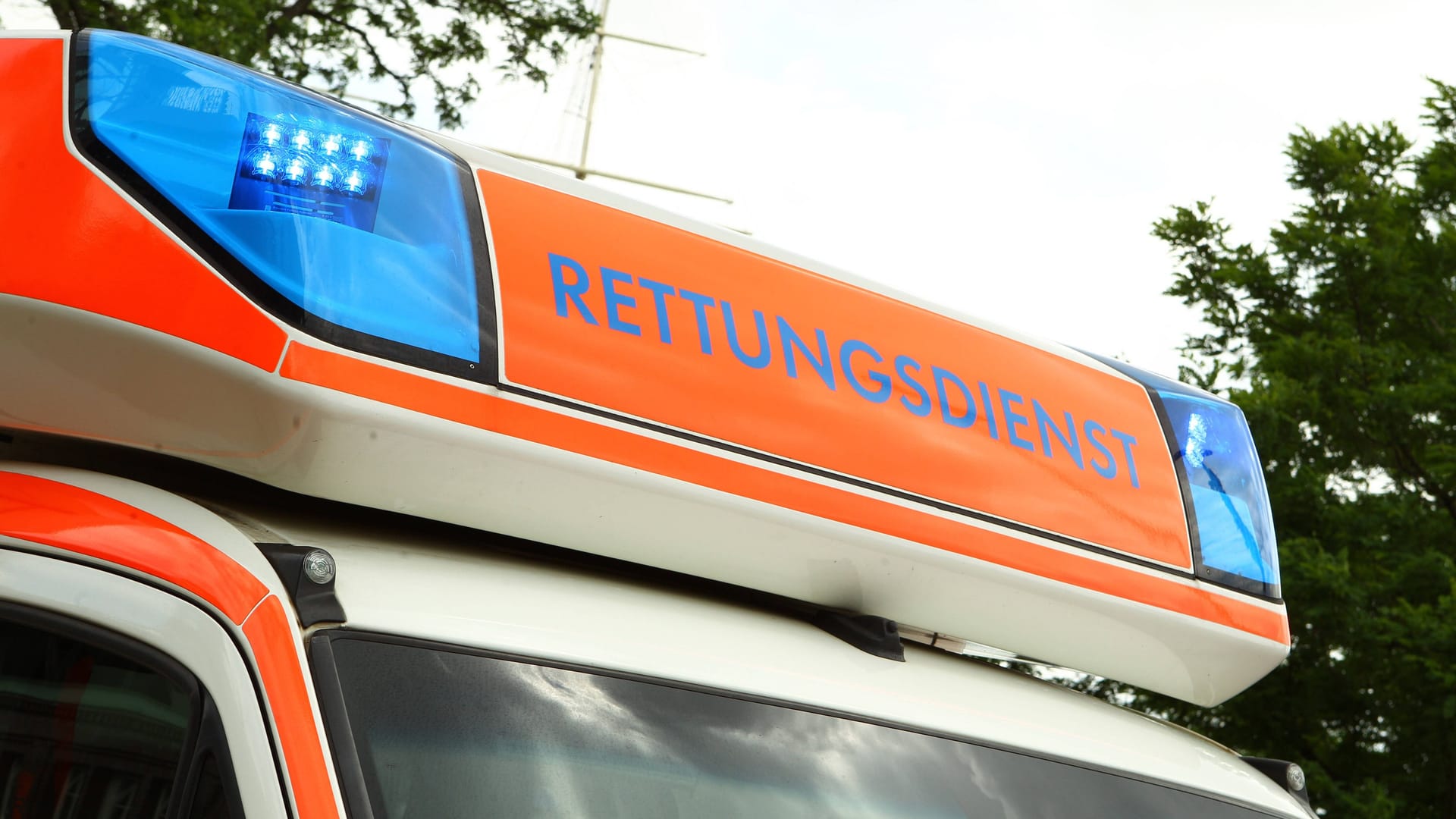 Ein Rettungswagen im Einsatz (Symbolbild): Bei einer Fahrt in Leipzig stieß ein Auto mit einem Einsatzwagen zusammen, ein Beteiligter ist schwer verletzt. Ein Rettungswagen im Einsatz (Symbolbild): Bei einer Fahrt in Leipzig stieß ein Auto mit einem Einsatzwagen zusammen, ein Beteiligter ist schwer verletzt.