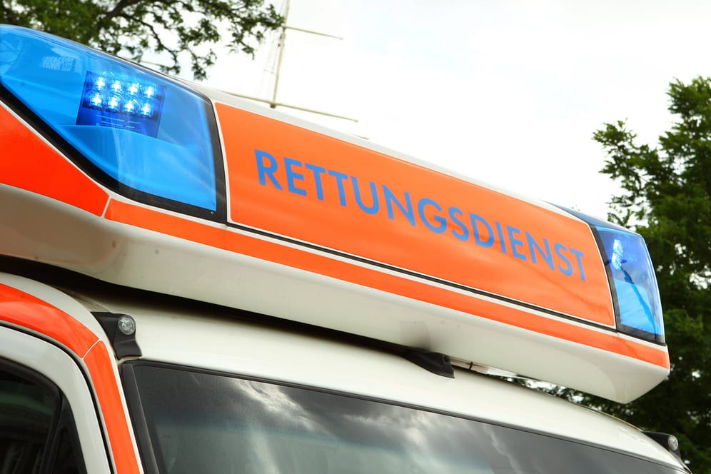 Ein Rettungswagen im Einsatz (Symbolbild): Bei einer Fahrt in Leipzig stieß ein Auto mit einem Einsatzwagen zusammen, ein Beteiligter ist schwer verletzt.