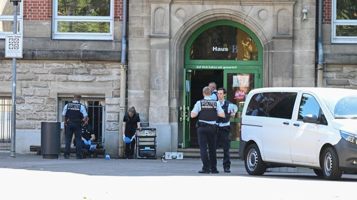 Einsatzkräfte sichern den Tatort: Inzwischen hat die Polizei eine Beschreibung des Täters herausgegeben.