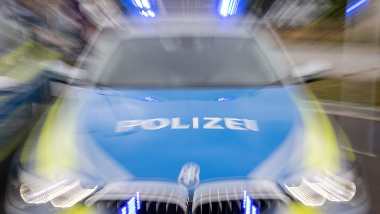 Ein Streifenwagen der Polizei mit eingeschaltetem Blaulicht (Symbolfoto): Die Frau konnte sich vor dem Mann gerade noch retten.