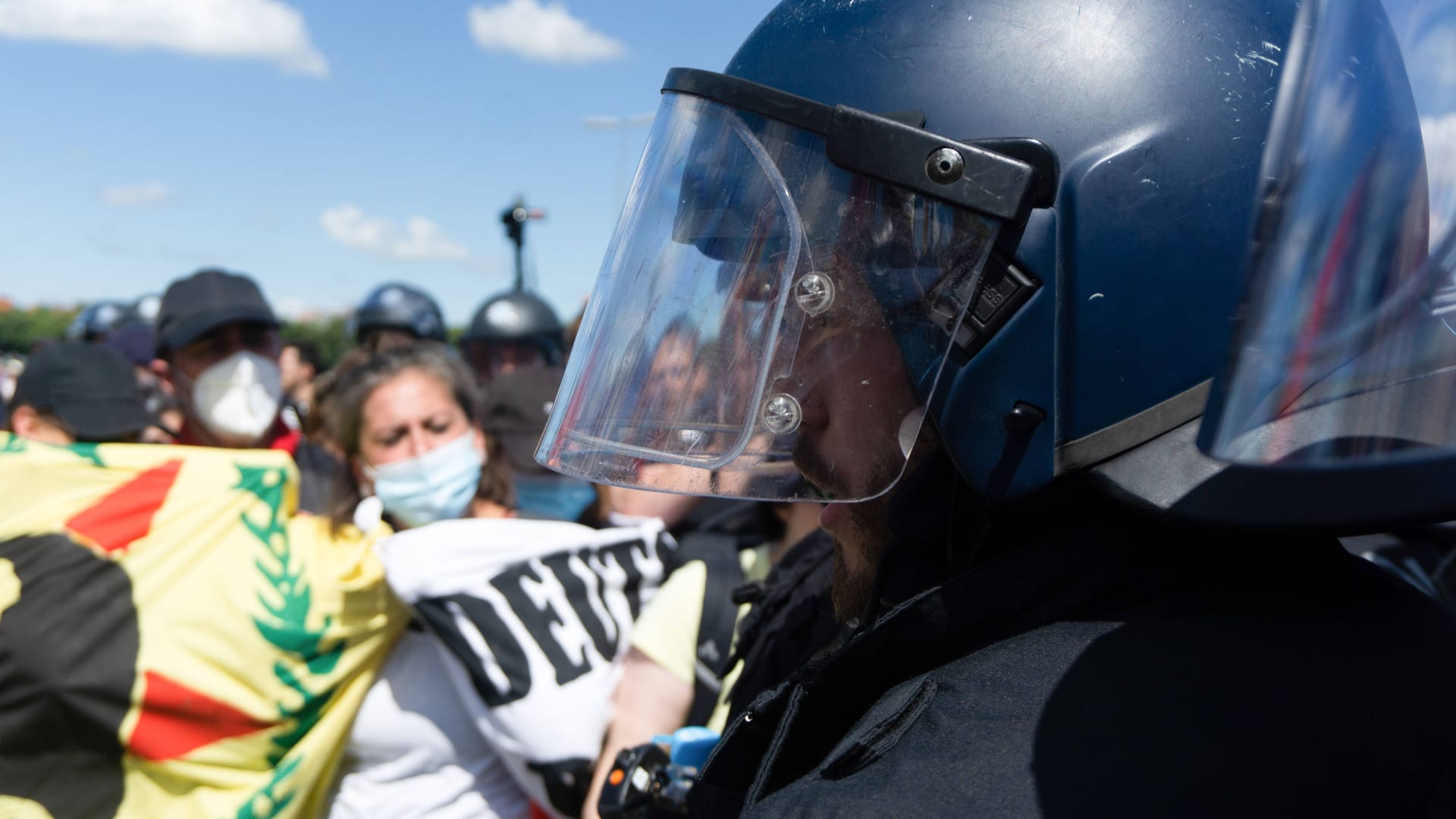 Ein Polizist bei der Demonstration am Samstag in München zum G7-Gipfel (Archivbild): Zu Ausschreitungen kam es rund um die Veranstaltung fast nicht, die Aktivisten konnten deutlich weniger Teilnehmende mobilisieren als zuvor gedacht.