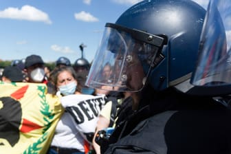 Ein Polizist bei der Demonstration am Samstag in München zum G7-Gipfel (Archivbild): Zu Ausschreitungen kam es rund um die Veranstaltung fast nicht, die Aktivisten konnten deutlich weniger Teilnehmende mobilisieren als zuvor gedacht.