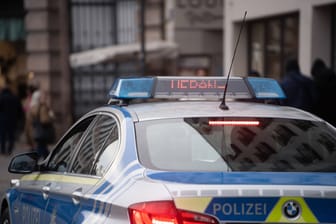 Ein Polizeiwagen (Archivbild): In Witten hat es einen rassistischen Angriff auf Jugendliche gegeben.