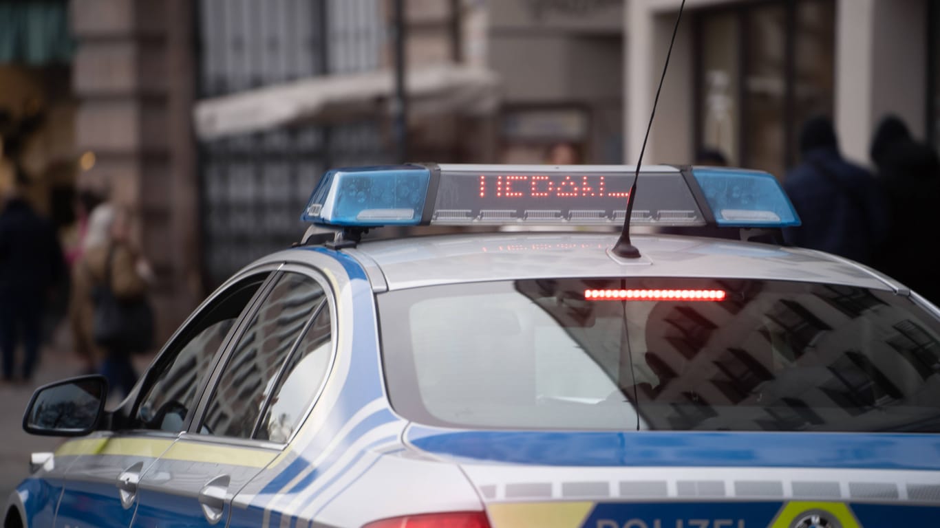 Ein Polizeiwagen (Archivbild): In Witten hat es einen rassistischen Angriff auf Jugendliche gegeben.