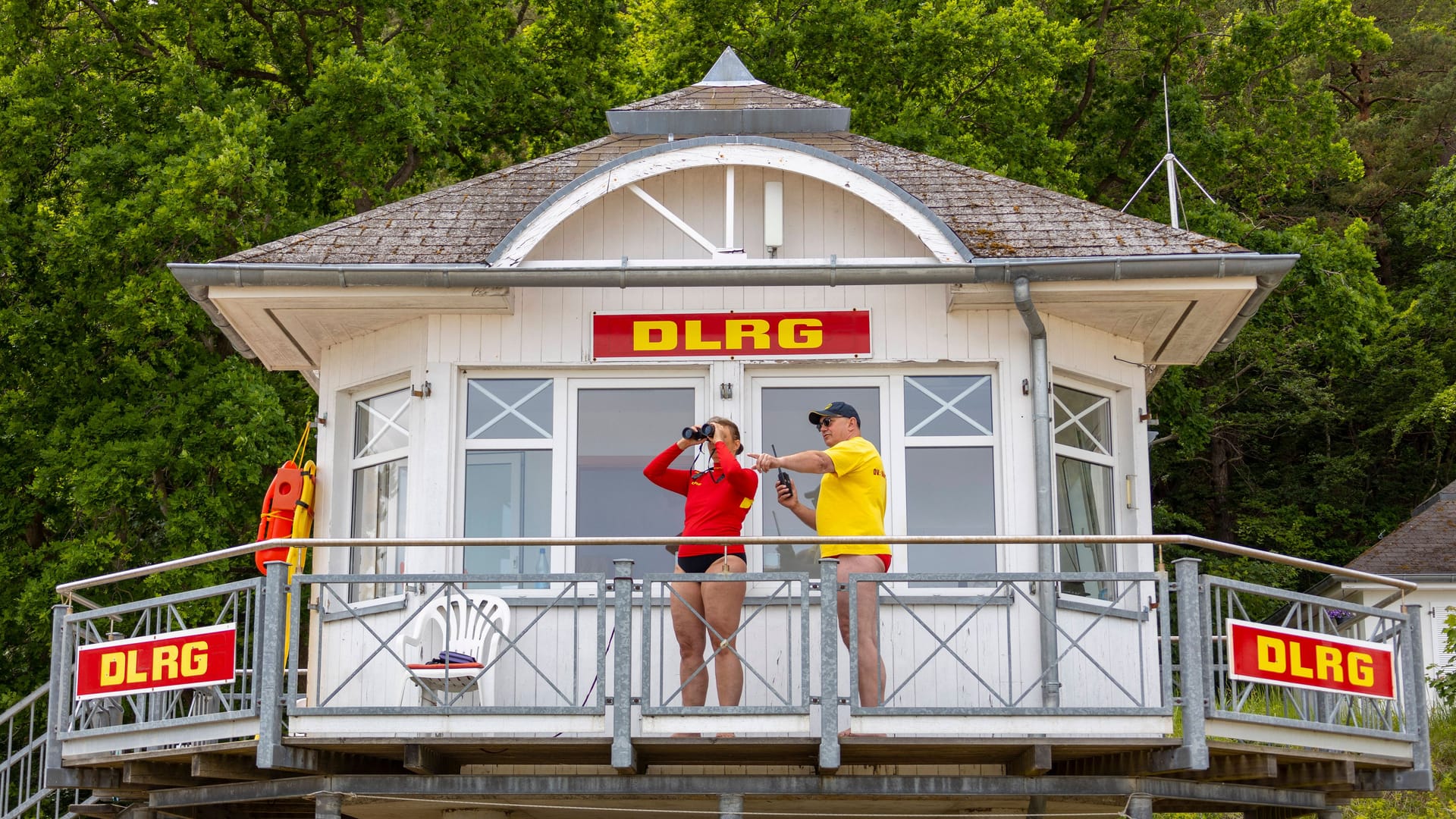 Zwei Rettungsschwimmer stehen auf dem Turm (Archivbild): Die DLRG rät, nur an bewachten Stellen baden zu gehen.