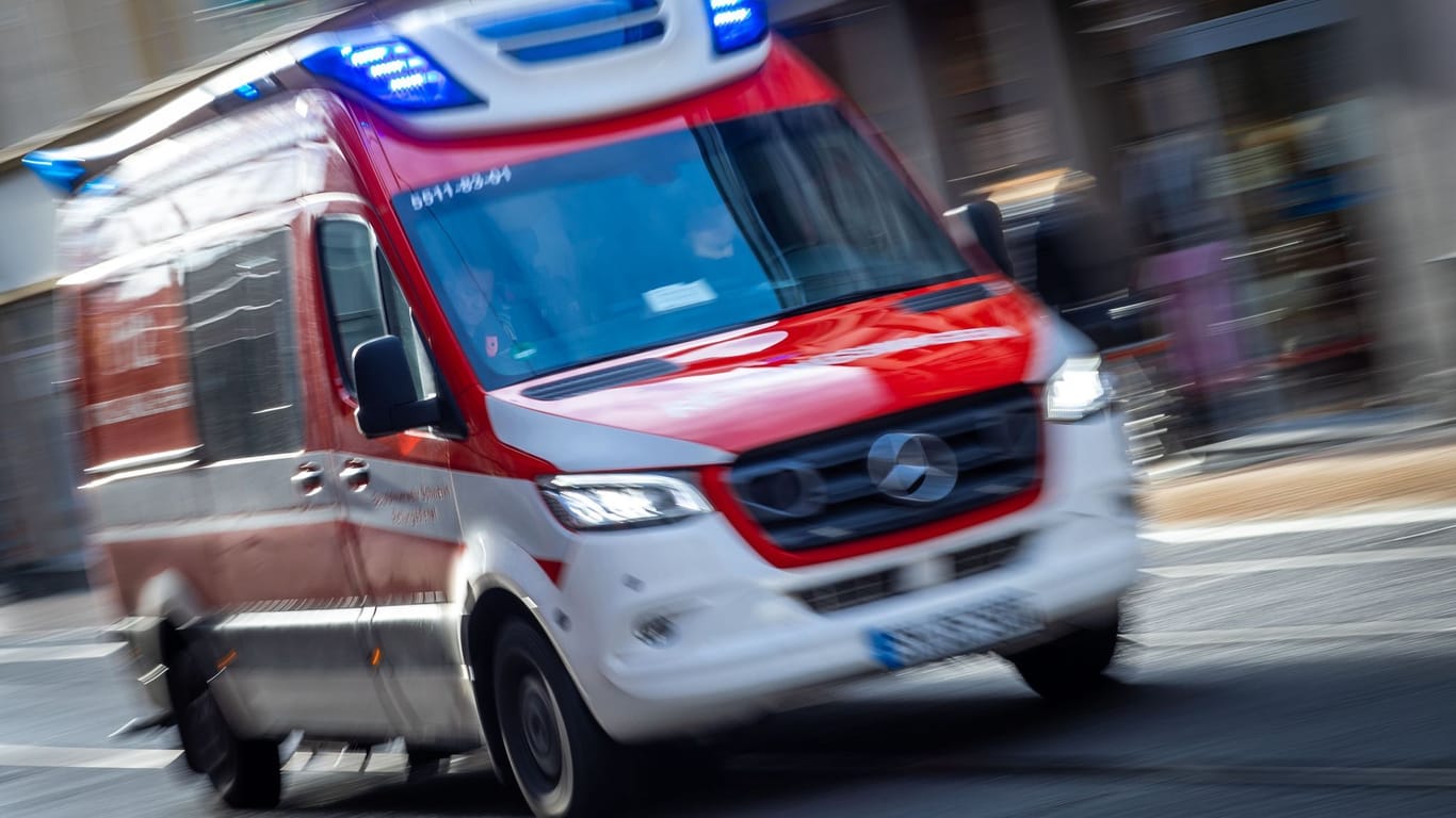 Ein Rettungswagen ist mit Blaulicht im Einsatz (Symbolbild): Nach einem Fahrradunfall in Leipzig-Lindenau mussten ein Kind und ein erwachsener Fahrradfahrer in Krankenhaus gebracht werden.