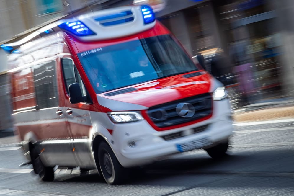 Ein Rettungswagen ist mit Blaulicht im Einsatz (Symbolbild): Nach einem Fahrradunfall in Leipzig-Lindenau mussten ein Kind und ein erwachsener Fahrradfahrer in Krankenhaus gebracht werden.