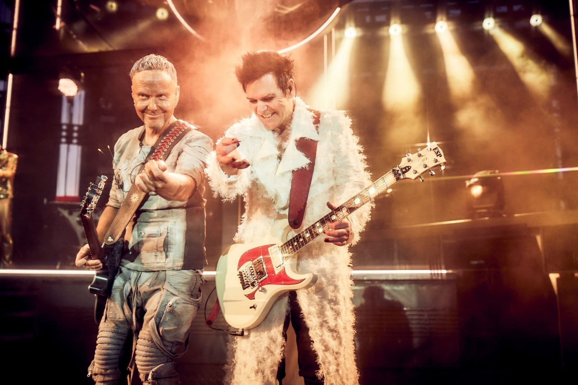 Die Gitarristen der Band Rammstein, Paul Landers (l) und Richard Kruspe spielen im Olympiastadion Berlin (Archivbild): Nun lassen sie es in Düsseldorf krachen.