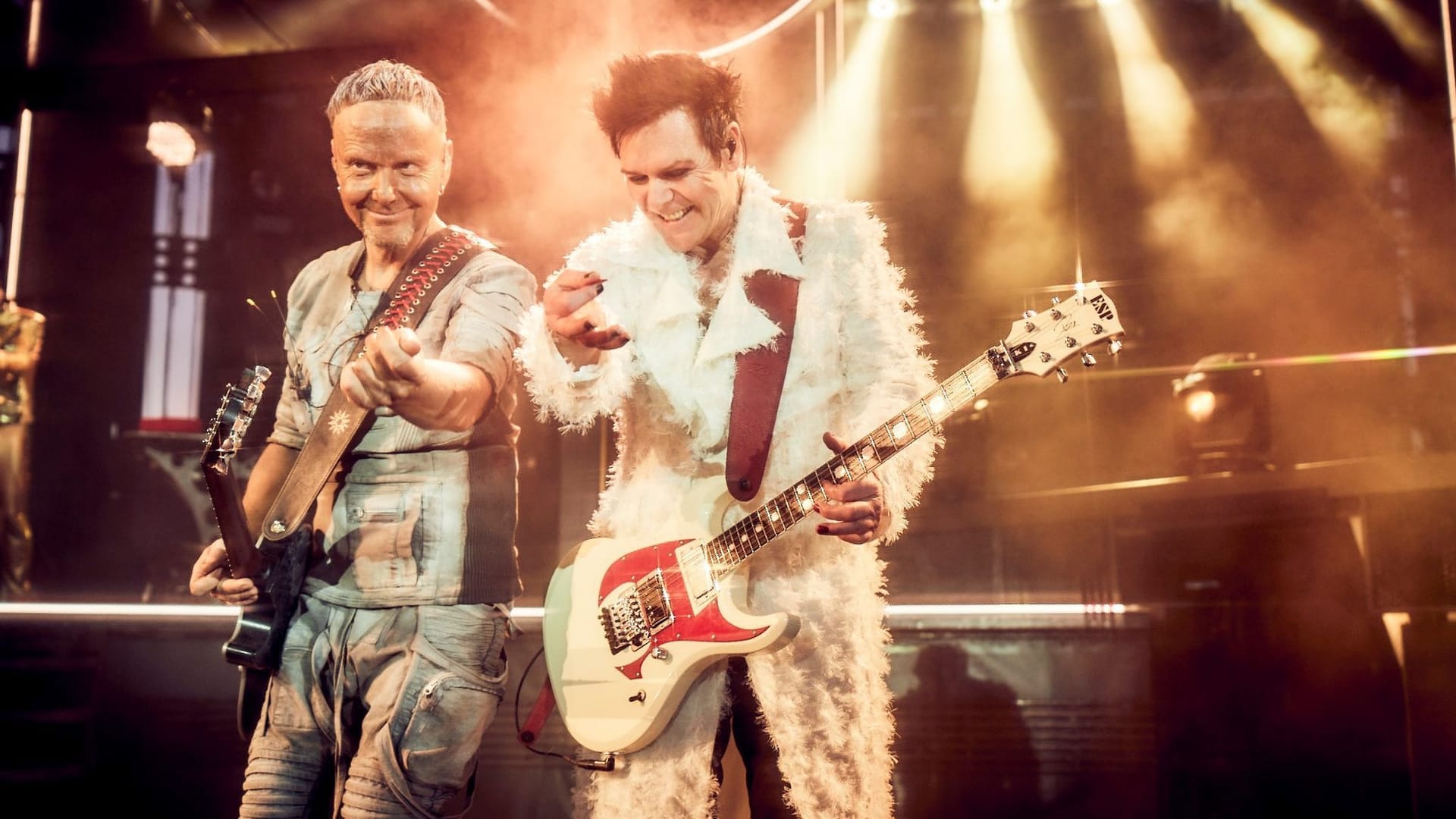 Die Gitarristen der Band Rammstein, Paul Landers (l) und Richard Kruspe spielen im Olympiastadion Berlin (Archivbild): Nun lassen sie es in Düsseldorf krachen.