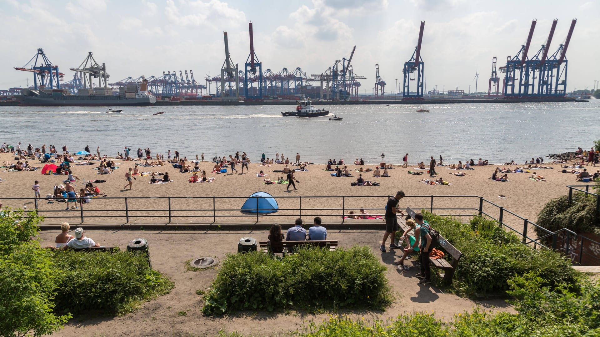 Badegäste an Elbstrand (Symbolbild): Von einem Sprung ins kühle Nass, wird dringend abgeraten. Badegäste an Elbstrand (Symbolbild): Von einem Sprung ins kühle Nass, wird dringend abgeraten.