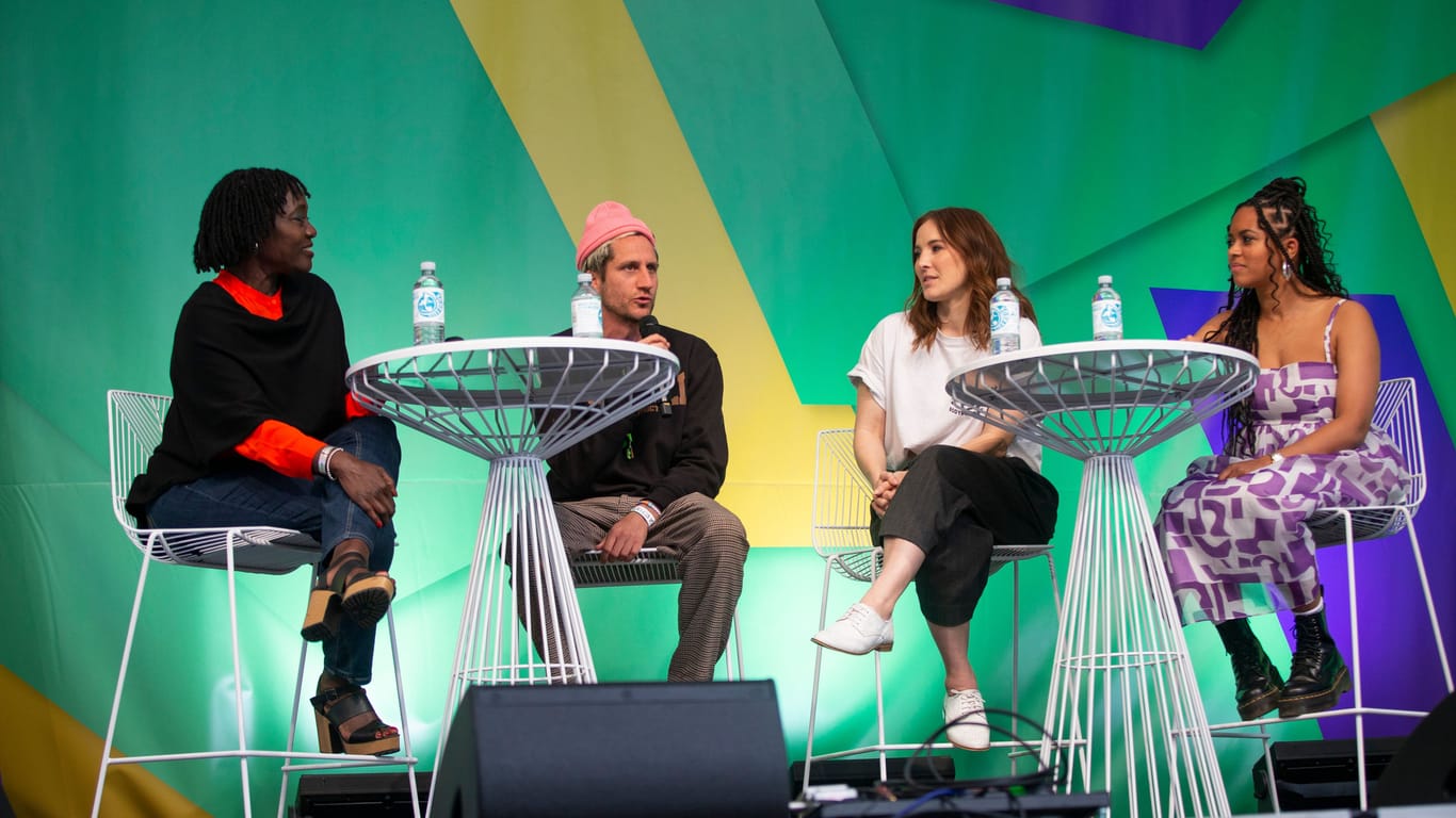 Journalistin Auma Obama (v. l.), Viva con Agua-Gründer Micha-Fritz und die Moderatorinnen Jeannine Michaelsen und Aminata Belli im Gespräch auf dem DCKS-Festival.