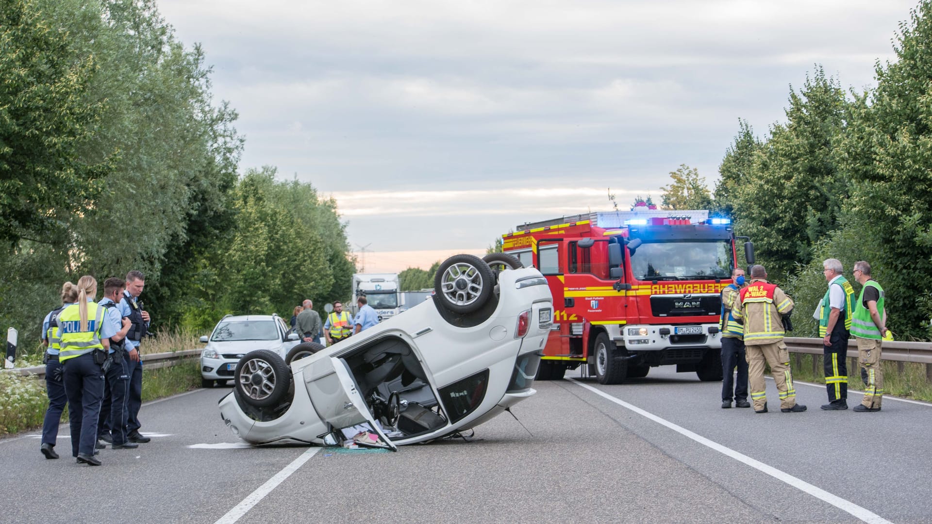 Ein Fiat 500 liegt auf dem Dach: Nach einem Unfall auf der B59 bei Pulheim hat sich der Kleinwagen überschlagen.