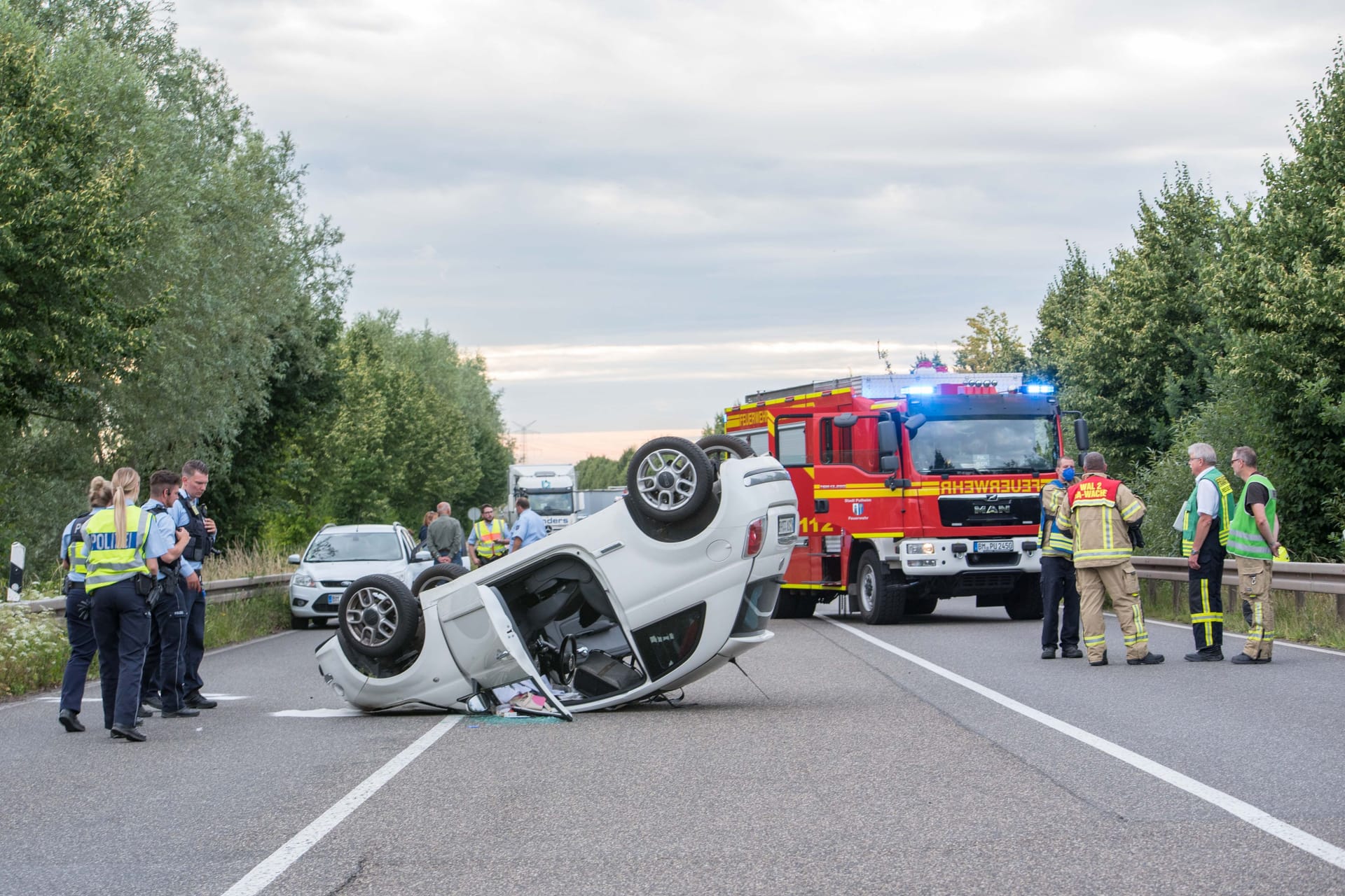 Ein Fiat 500 liegt auf dem Dach: Nach einem Unfall auf der B59 bei Pulheim hat sich der Kleinwagen überschlagen.