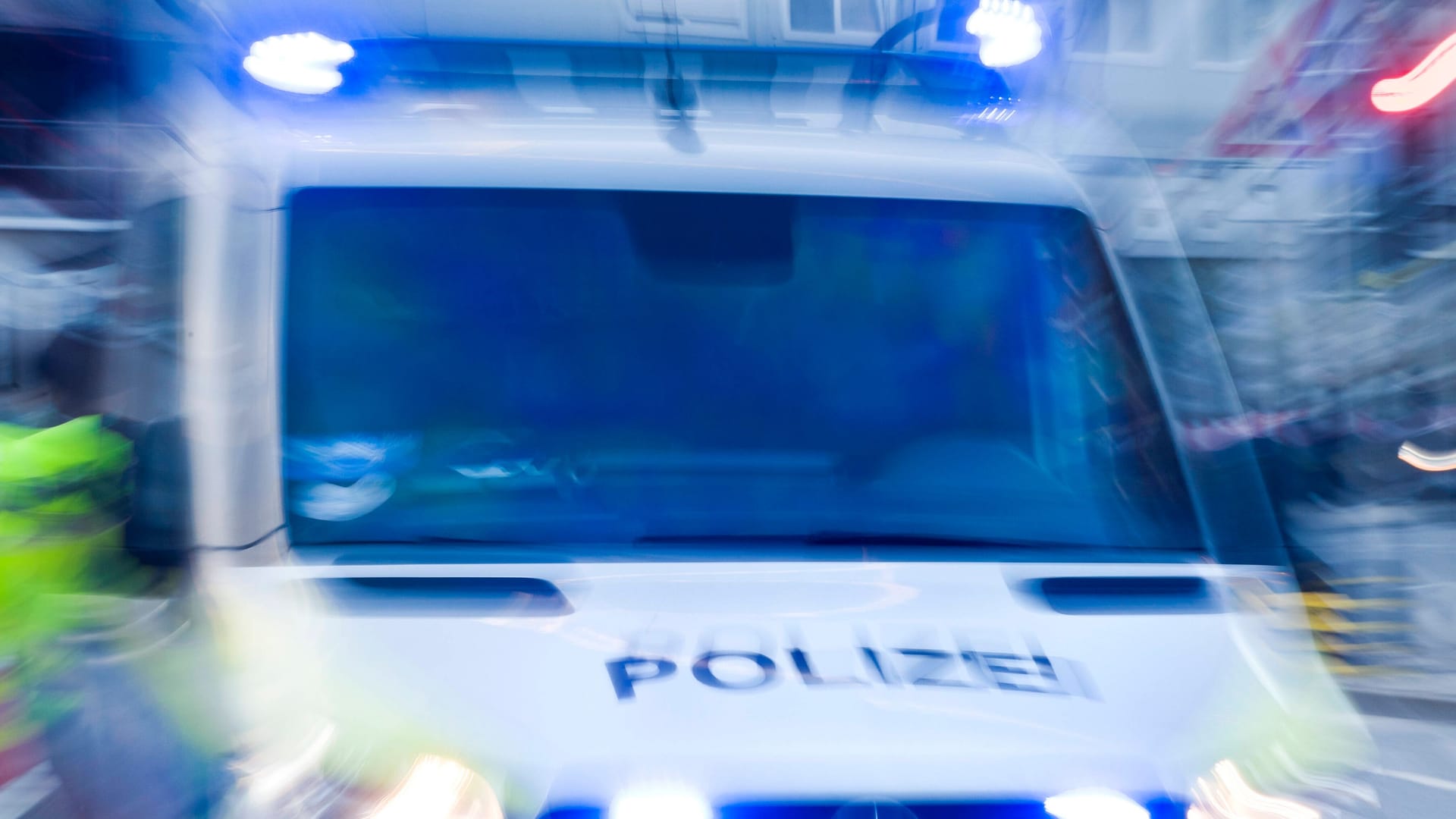 Einsatzwagen der Polizei mit Blaulicht (Symbolbild): Trotz sofort eingeleiteter Fahndung ist der unbekannte Täter auf der Flucht.