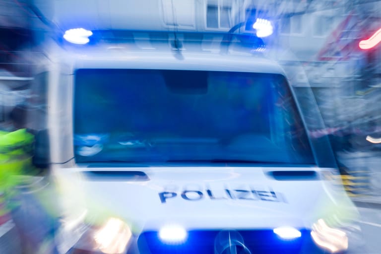 Einsatzwagen der Polizei mit Blaulicht (Symbolbild): Trotz sofort eingeleiteter Fahndung ist der unbekannte Täter auf der Flucht.