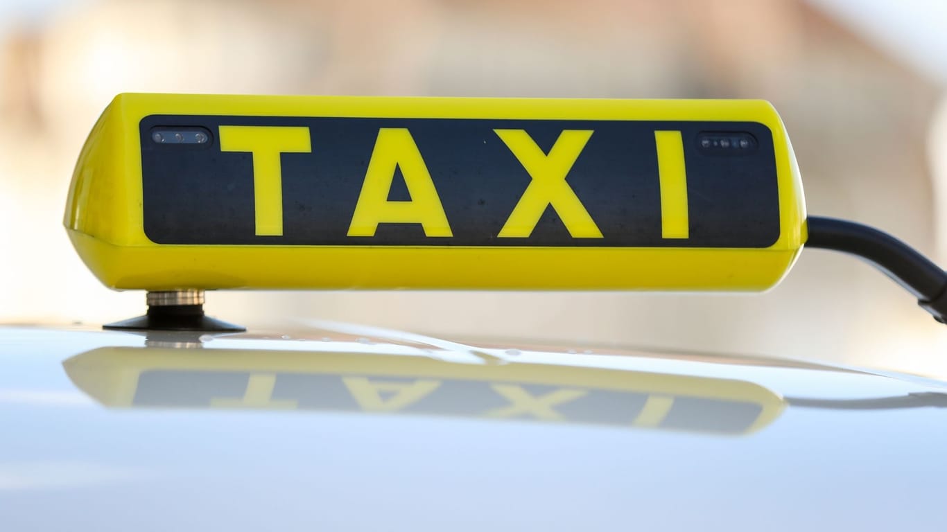 Ein Schild auf einem Taxi: Auf Rügen hat ein Taxifahrer unverhofft einer Bremer Familie geholfen.