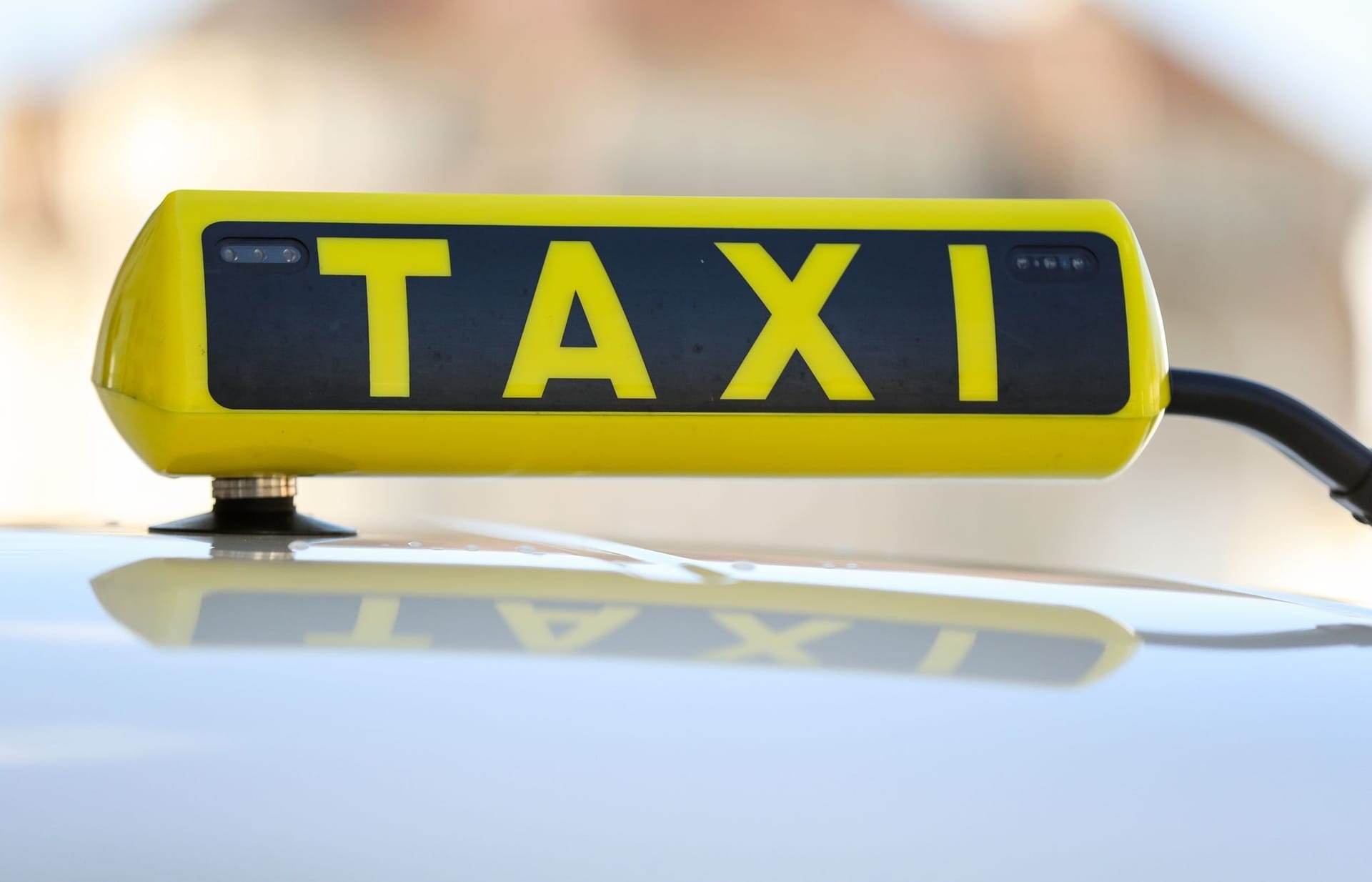 Ein Schild auf einem Taxi: Auf Rügen hat ein Taxifahrer unverhofft einer Bremer Familie geholfen.