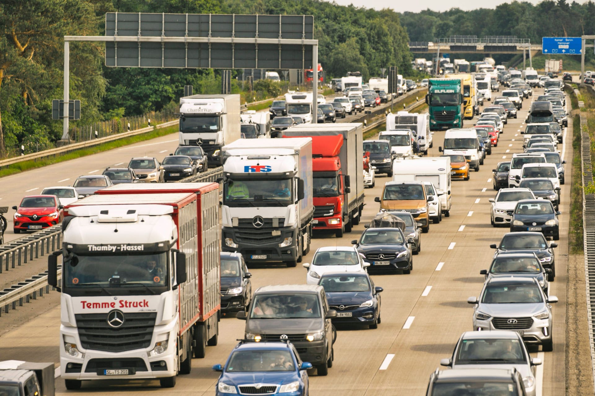 Stau auf der A7 in der Nähe von Hannover (Archivbild). Auch am Mittwoch staute sich der Verkehr in Richtung Hannover.