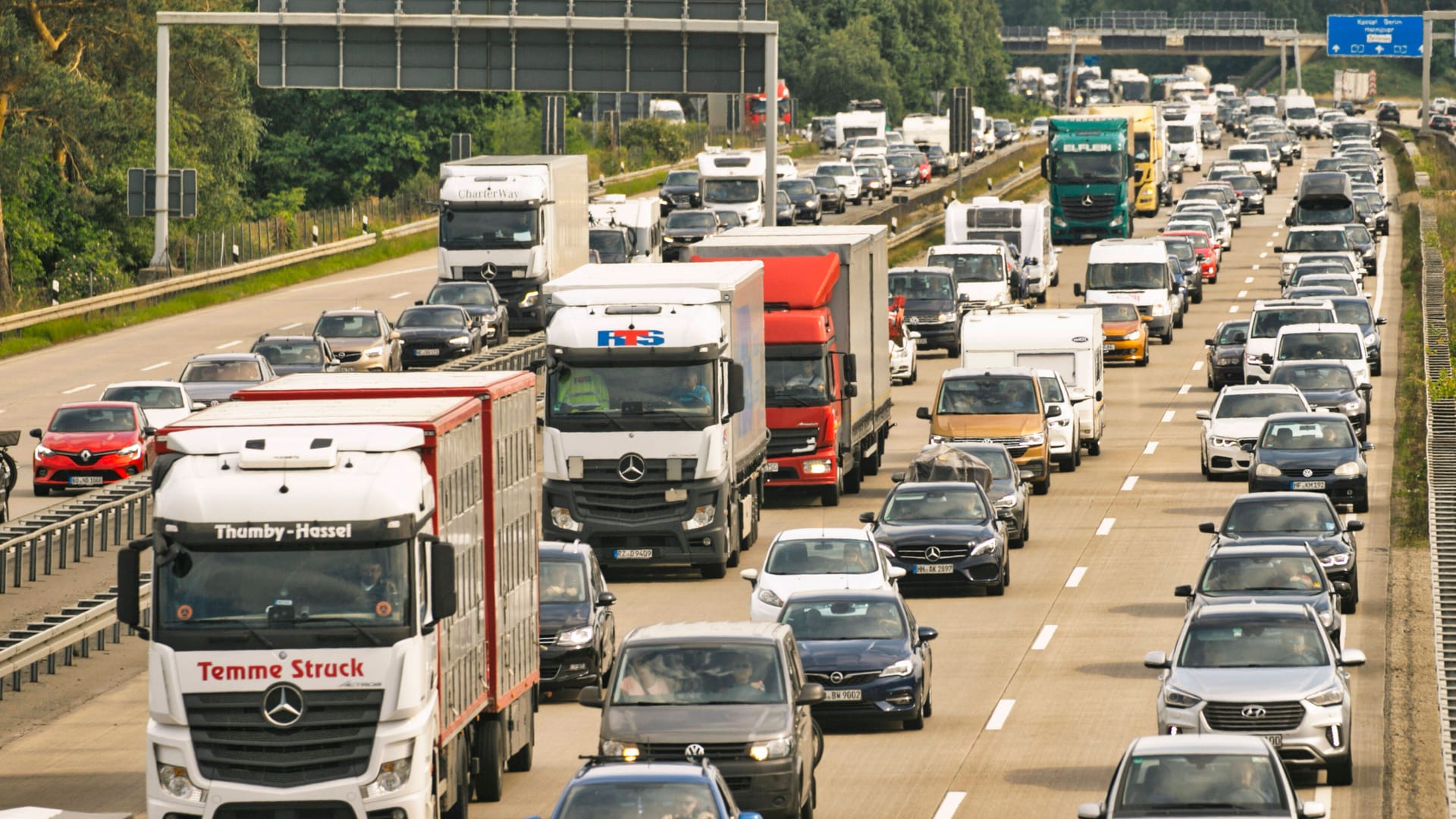 Stau auf der A7 in der Nähe von Hannover (Archivbild). Auch am Mittwoch staute sich der Verkehr in Richtung Hannover.