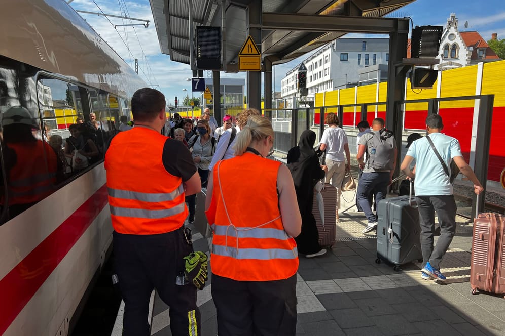 Gestrandete Reisende in Forchheim: Dorthin wollte keiner der Passagiere.
