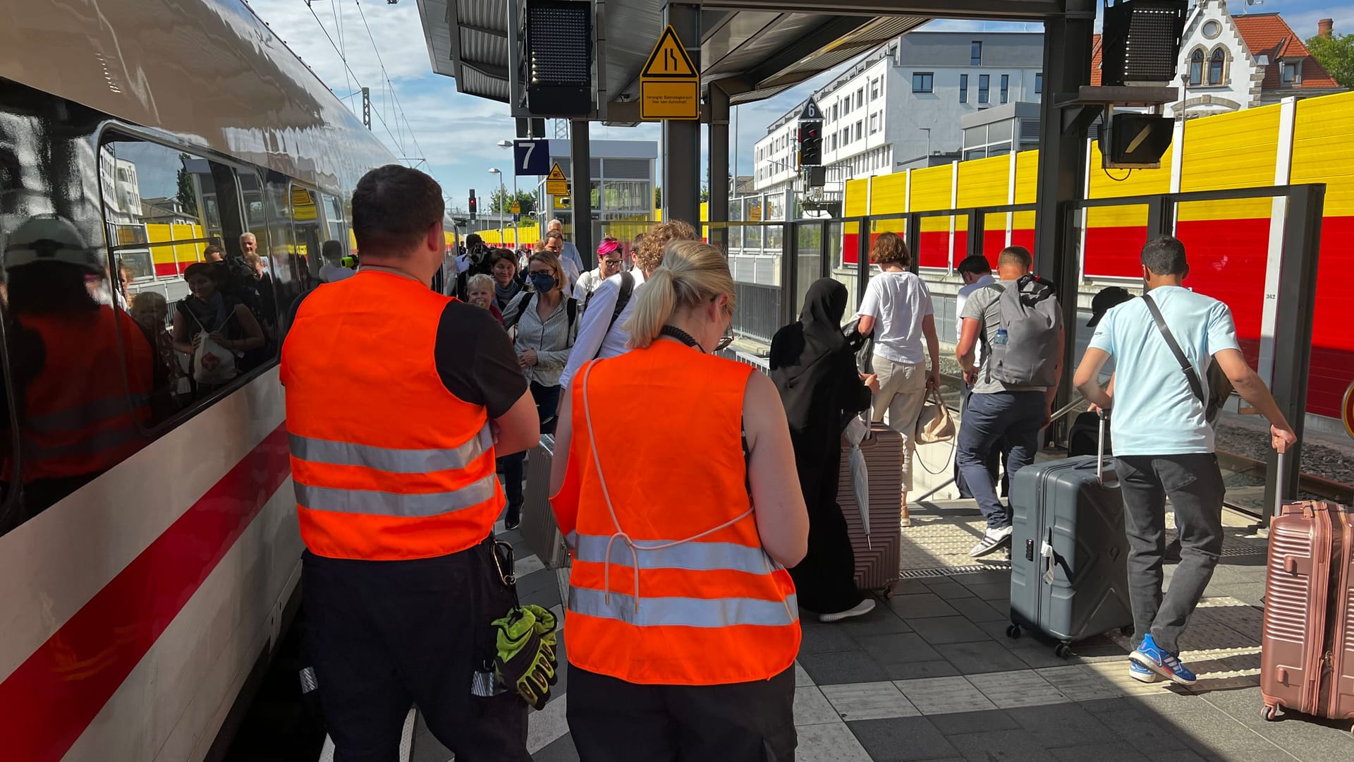 Gestrandete Reisende in Forchheim: Dorthin wollte keiner der Passagiere.