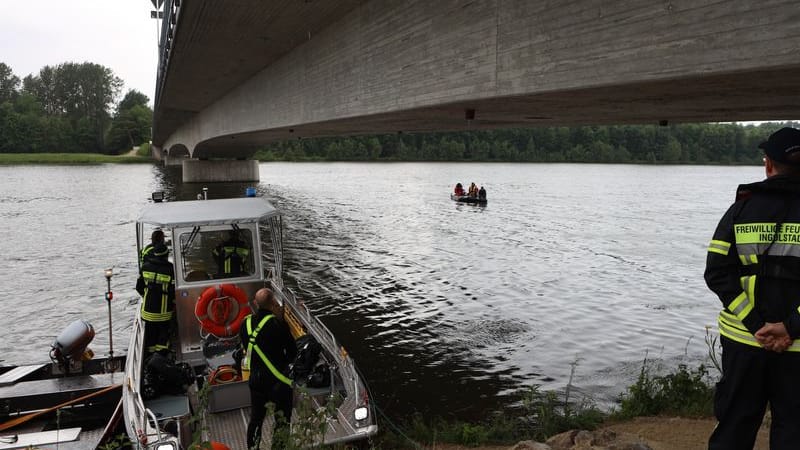 Rettungskräfte an der Donau (Archivbild): Einige Kilometer flussabwärts von hier wurde der tote Junge gefunden.