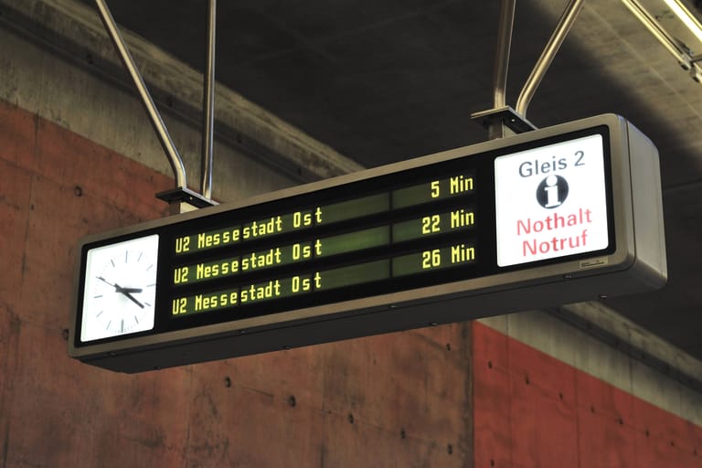 U-Bahn-Haltestelle in München in Richtung Messestadt Ost (Archivbild): Dort wurde in der Nacht von Donnerstag auf Freitag vergangene Woche ein Mann angegriffen.