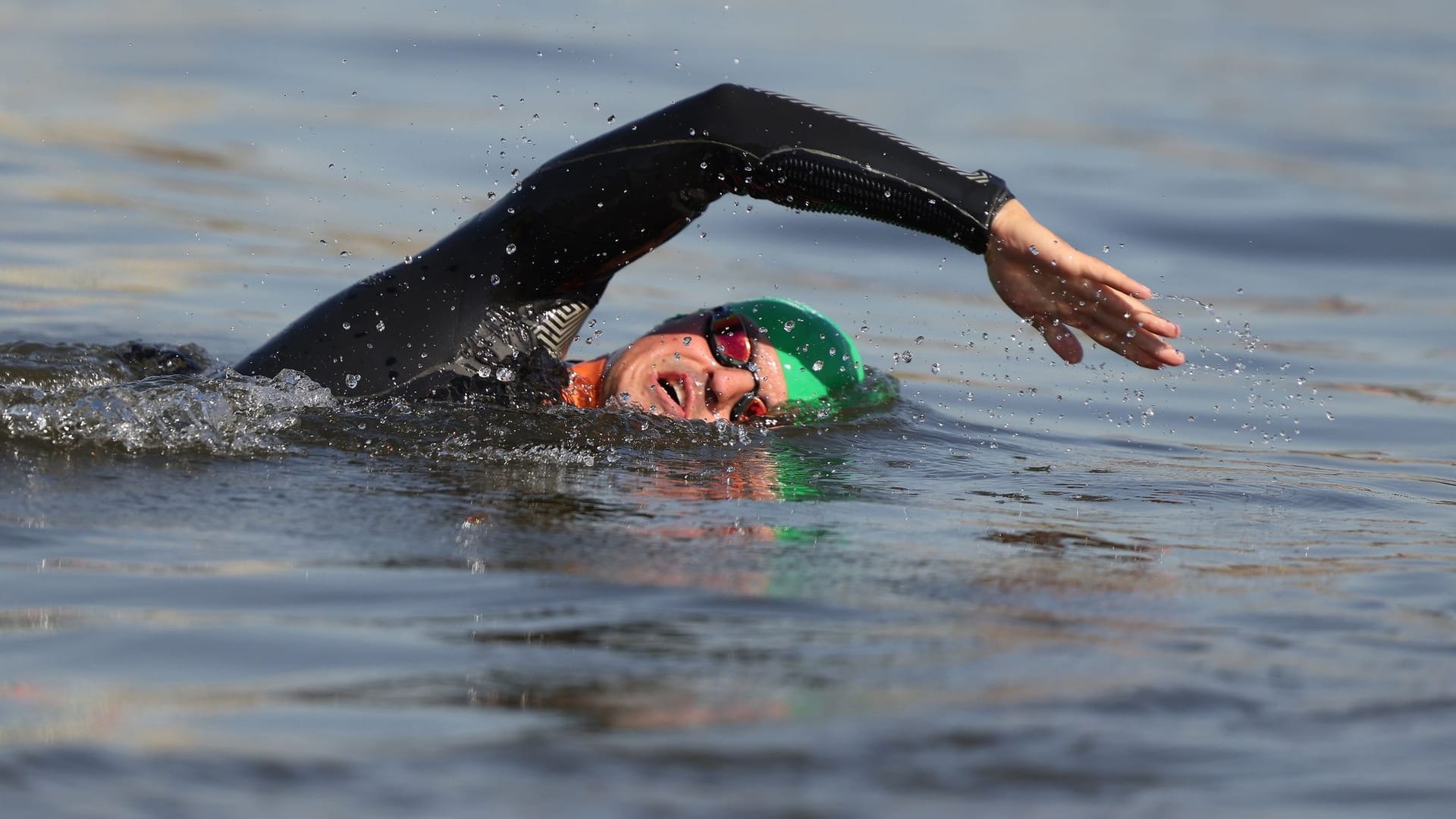 Langstreckenschwimmer Joseph Heß im Rhein