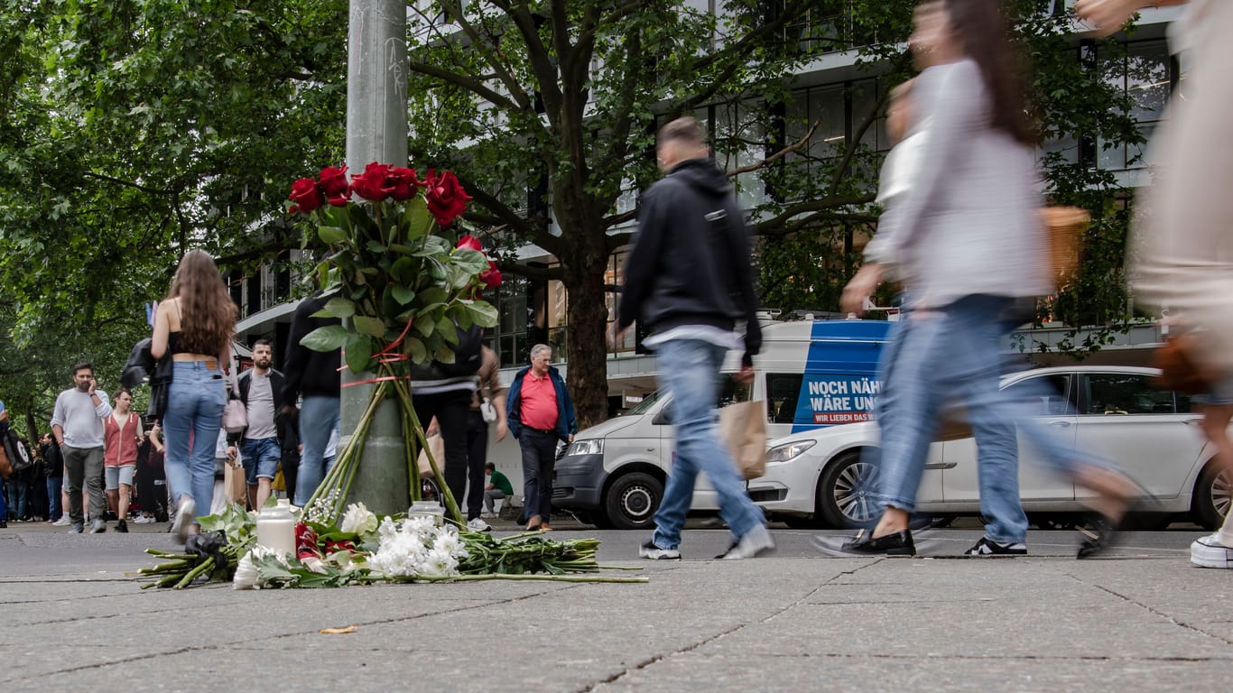 Blumen sind an einem Ampelmast auf der Tauentzienstraße niedergelegt: Ein Autofahrer hatte hier eine Lehrerin getötet und zahlreiche Menschen verletzt.