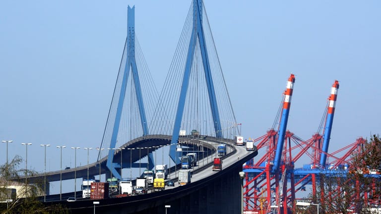 Die Köhlbrandbrücke in Hamburg wird am Wochenende wieder einmal gesperrt (Quelle: imago images / teamwork).