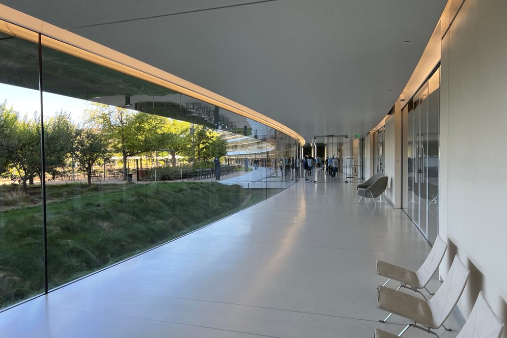 Der Blick entlang des inneren Gangs vom Apple Campus: Im Rahmen der Entwicklerkonferenz gewährte Apple einen seltenen Einblick in sein Hauptquartier.