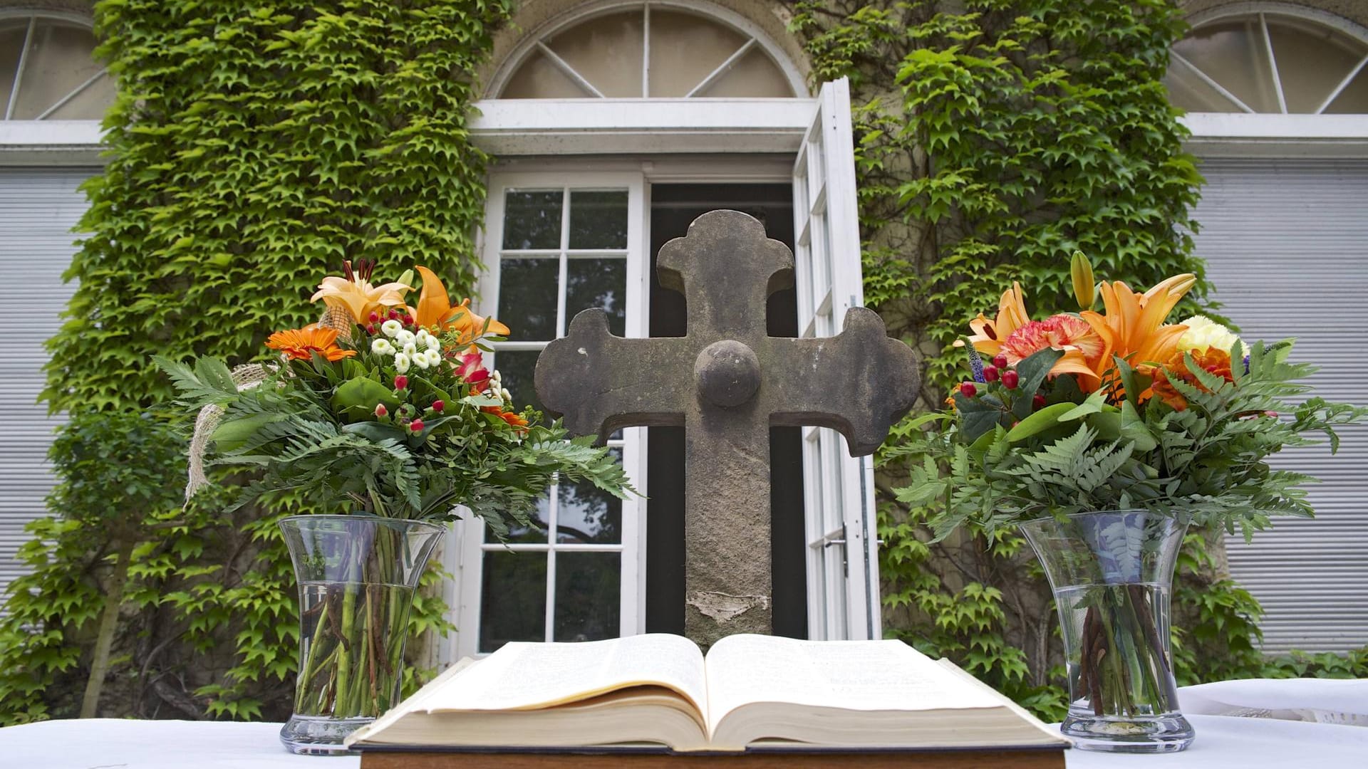 Körnerpark in Berlin: Ein ökumenischer Open-Air-Gottesdienst findet jedes Jahr am Pfingstmontag statt. Katholiken und Protestanten feiern gemeinsam.