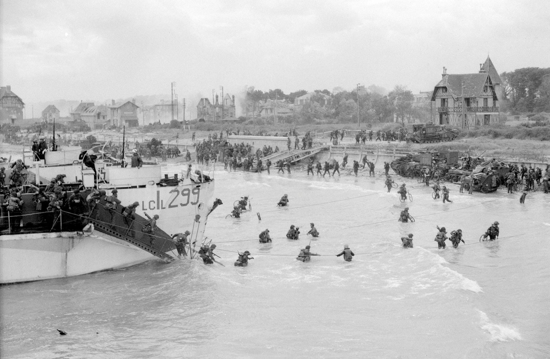 Zunächst erreichten US-Soldaten die Küste der Normandie, wenig später kamen britische und kanadische Soldaten an weiteren Stränden an: Das Foto zeigt die Ankunft kanadischer Truppen am Juno-Strand bei Bernières Sur Mer.
